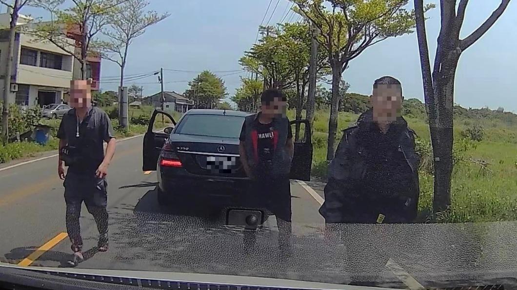 好兇!賓士遭叭路中央攔車 4男下車「要輸贏」