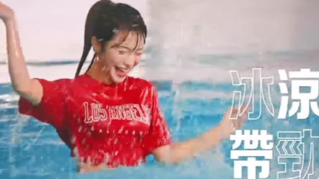 李多慧在廣告中有一段「濕身秀」,好身材一覽無遺。(圖/翻攝自「可口可樂」IG)