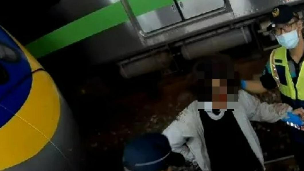 碰撞區間車！馬籍男大生驚悚落軌　受傷爆血住加護觀察中