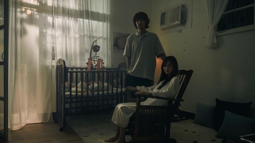 曾莞婷、黃騰浩飾演一對因愛女早夭亂拜神而撞邪的夫妻。(圖/双洗電影提供)