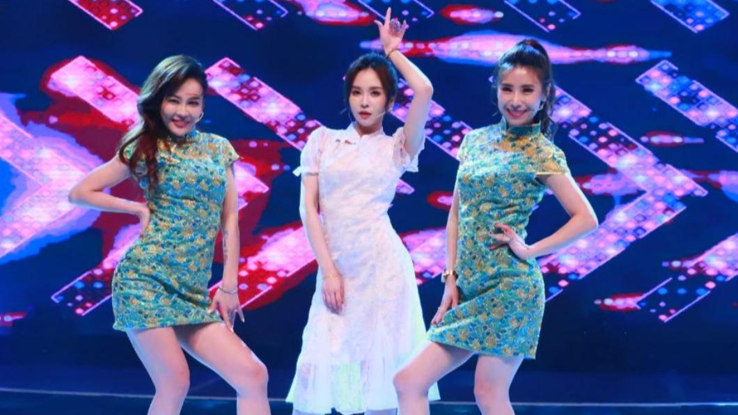 蔡亞露（左起）、杜忻恬、陳怡婷登台演出。（圖／中視提供）