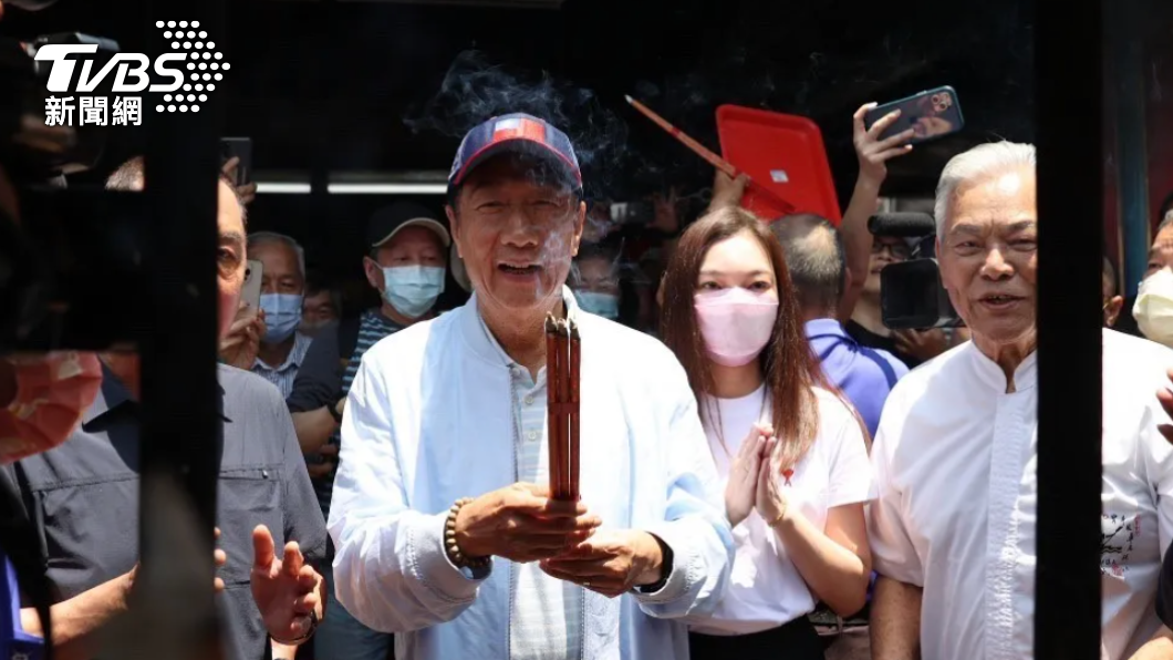郭台銘今（4）日到紫南宮參拜，「未脫帽」入廟遭民俗專家批評。（圖／郭台銘辦公室提供）