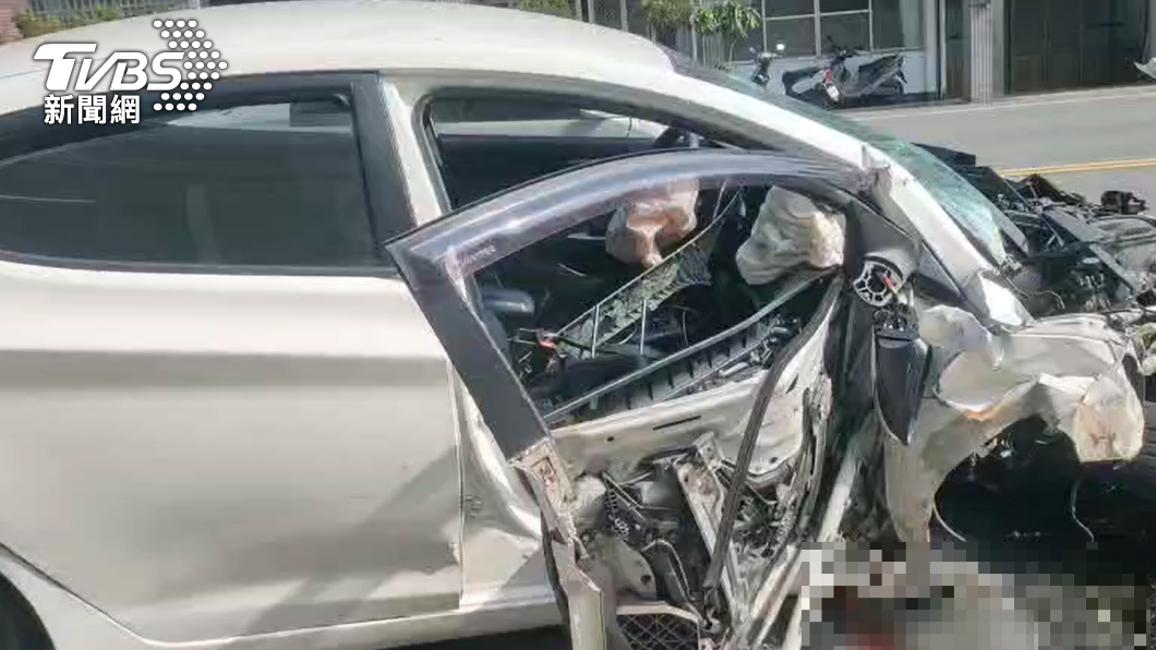 安全氣囊都是血!轎車自撞「劈開電桿」2人滿身傷被拖出