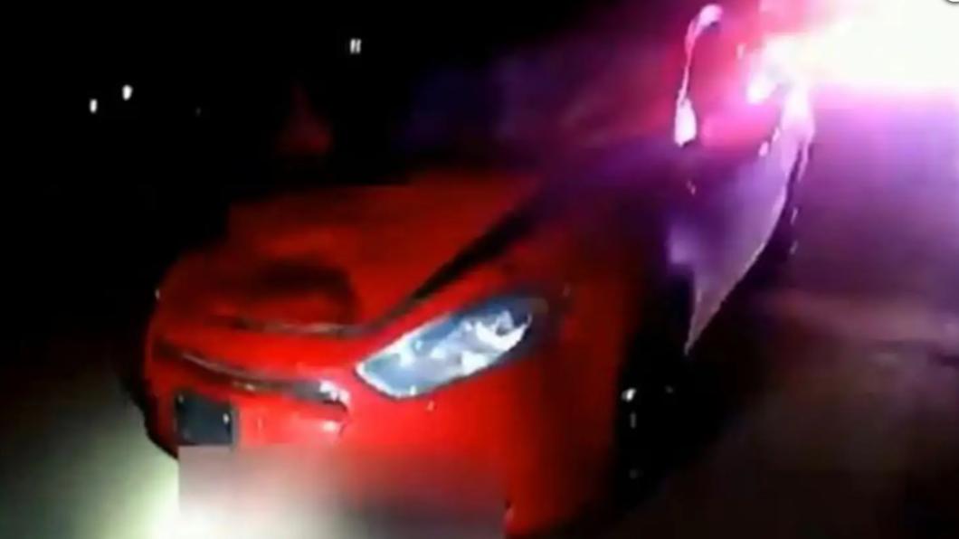 史蒂芬妮駕駛的紅色轎車。(圖/翻攝自《紐約郵報》)