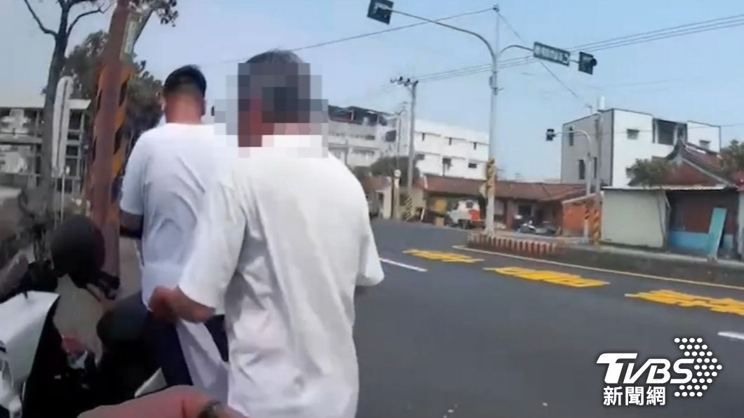 洪男當員警面推倒學生機車。(圖/民眾提供)