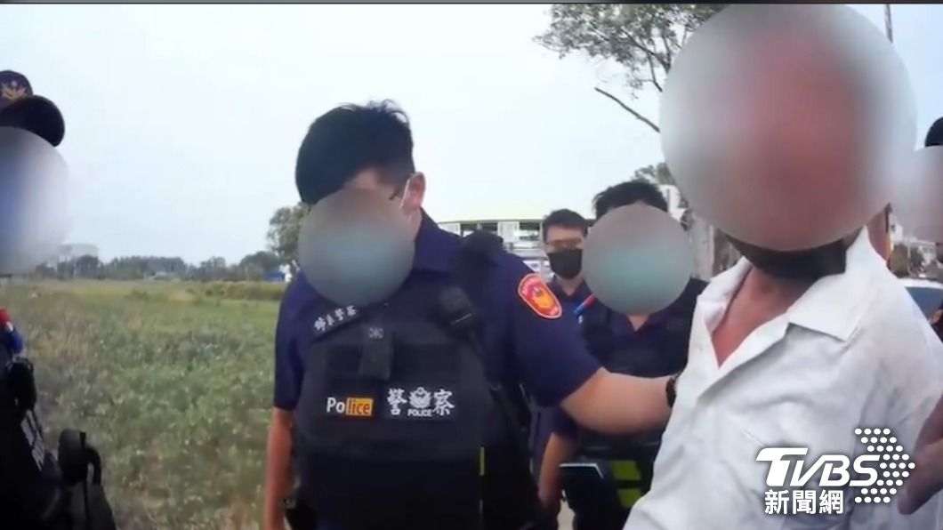 警方到場,洪男情緒激動。(圖/民眾提供)