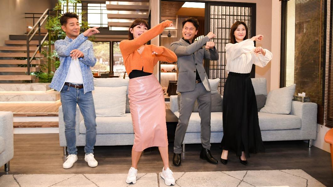 左起謝承均、曾智希、王振復及陳珮騏一起跳炸裂舞。(圖/三立提供)