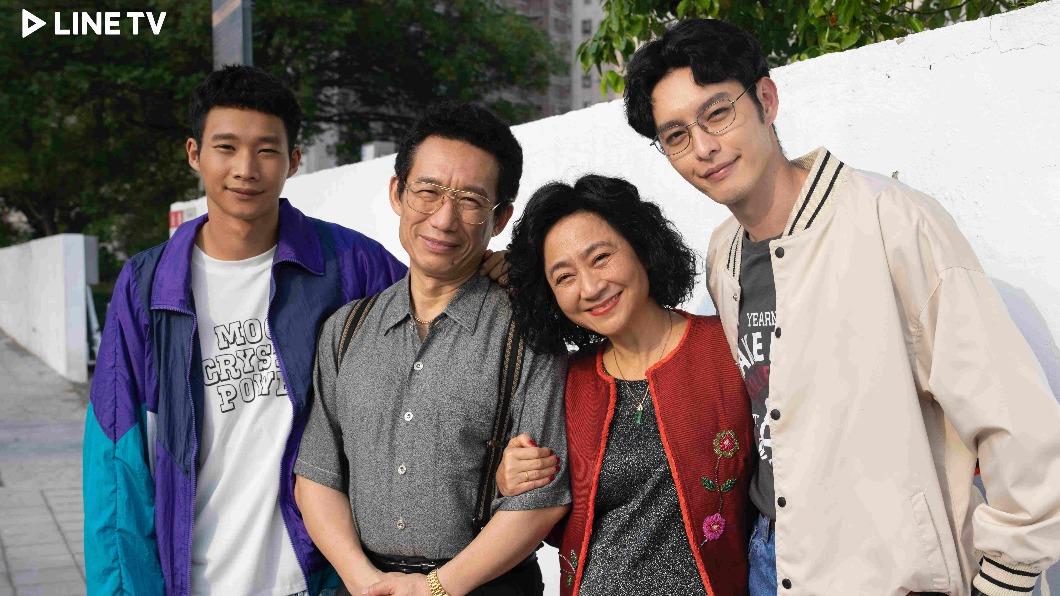 曹佑寧（右起）、楊麗音、郭子乾、黃冠智演出「華麗計程車行」一家人。（圖／LINE TV提供）