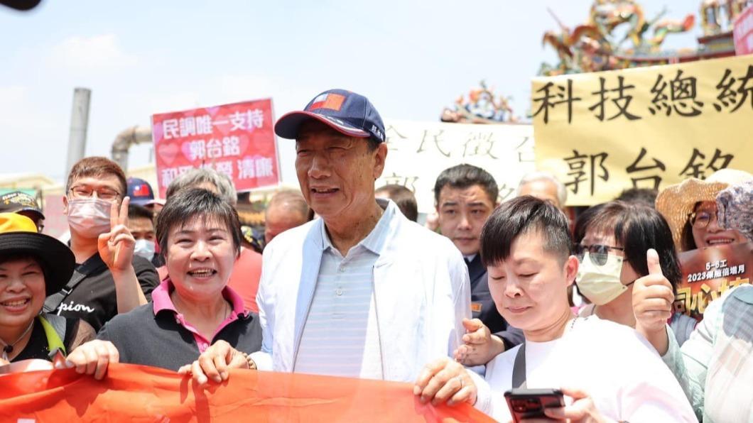 郭台銘紫南宮參拜！「未脫帽」遭疑不敢見天　民俗專家批：沒禮貌