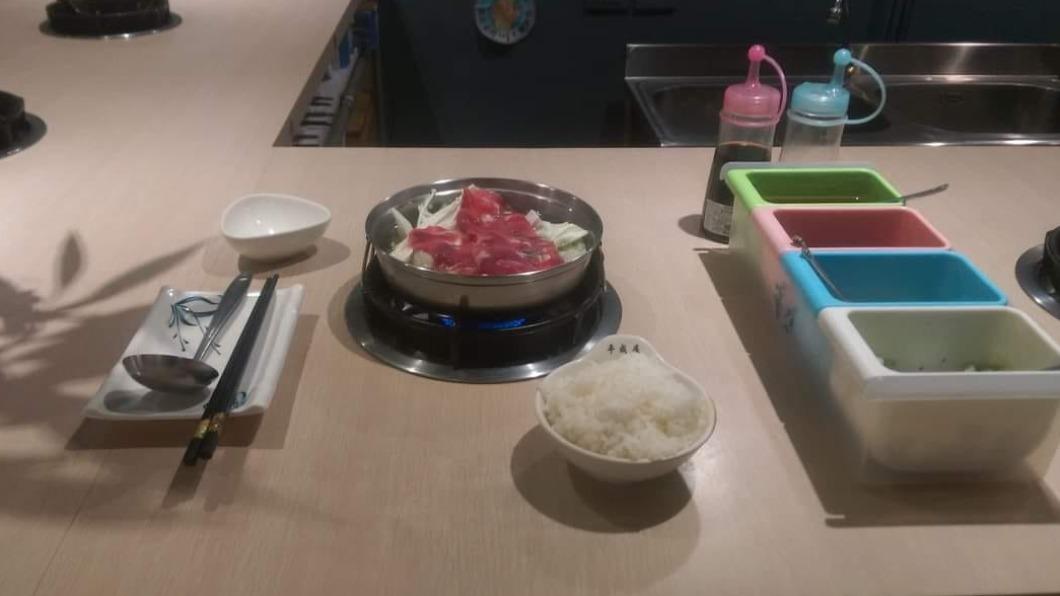 白飯和醬料也包含在50元內。（圖／翻攝自爆廢公社臉書）