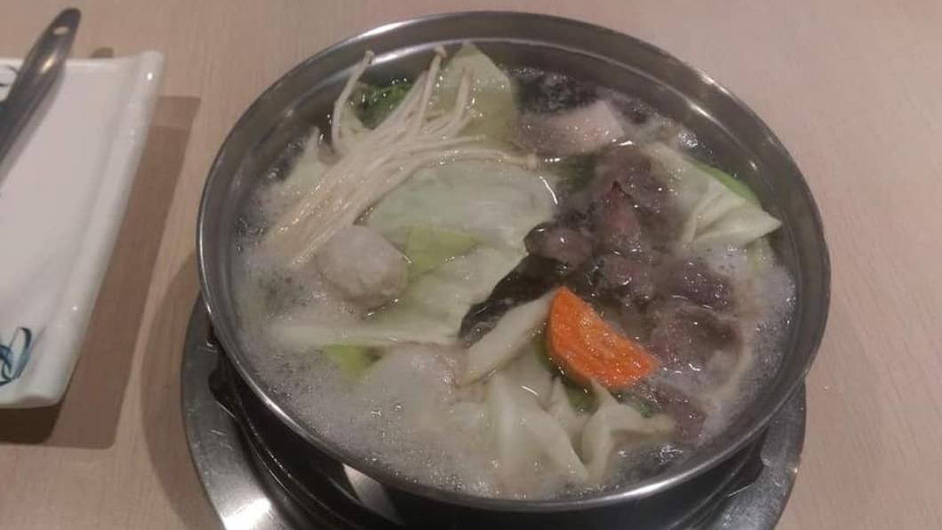 鍋內有肉、菜、少許火鍋料。（圖／翻攝自爆廢公社臉書）