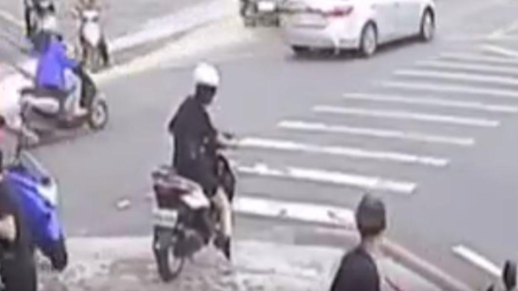 江男在向友人道別後,直接從路邊人行道駛進馬路中央。(圖/翻攝自「爆料公社」臉書)