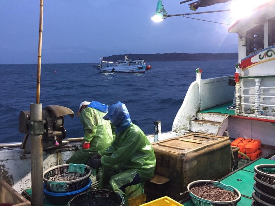 梅子有自家澎湖漁船,會出港釣捕魚貨。(圖/翻攝自梅子活海鮮餐廳臉書)