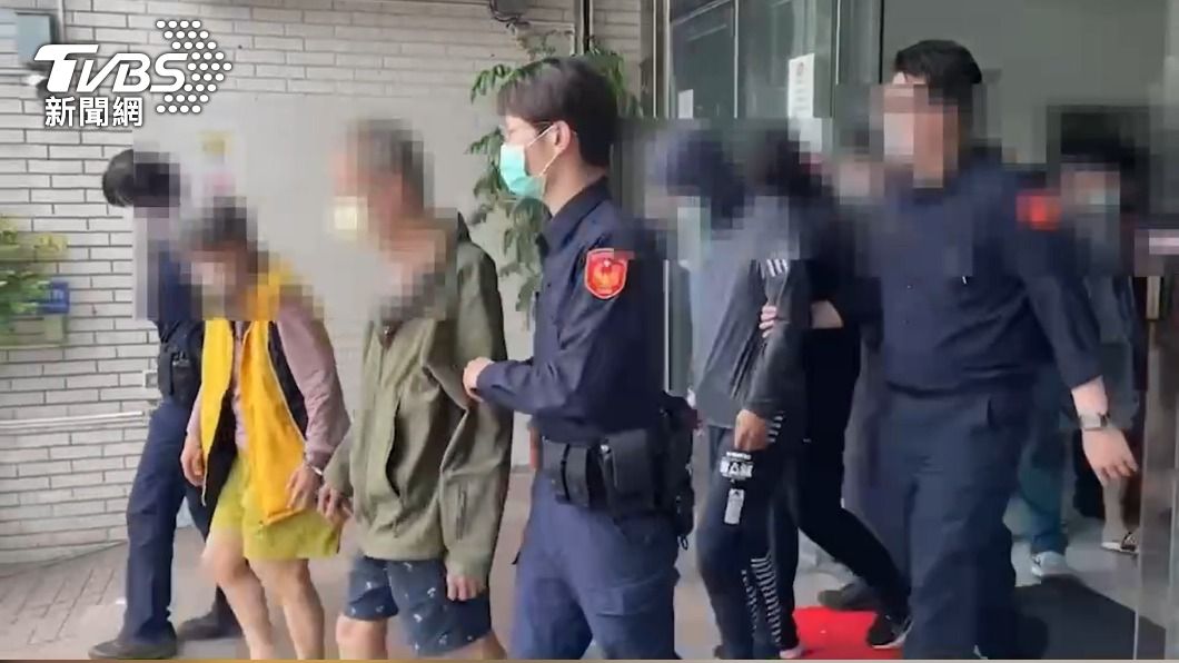 警方逮捕賭場員工跟客人共16人。(圖/TVBS)