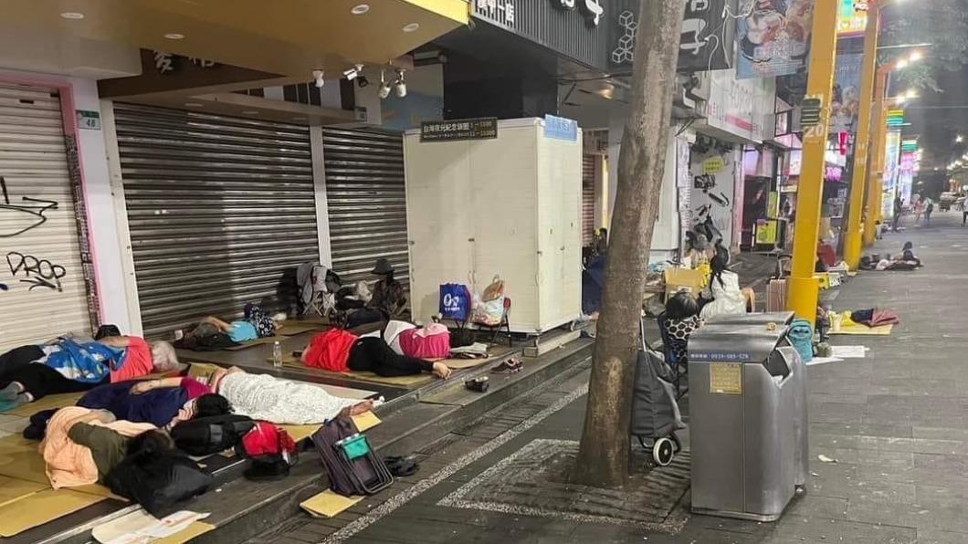 深夜＂街頭打地舖＂只為它! 露宿西門町排Swatch歐米茄聯名錶