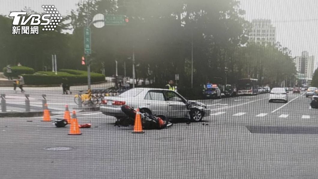 重機斷兩截！路口劇烈碰撞轎車　27歲騎士彈飛慘死