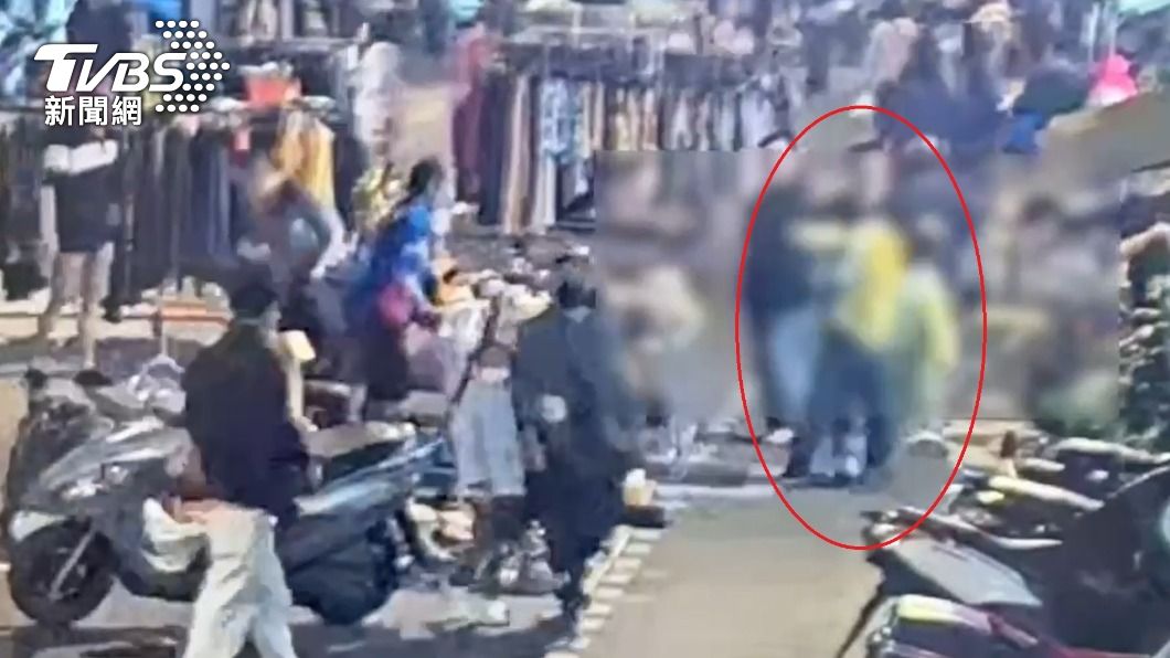 假糾紛真搶奪！2男逛夜市遇仇家　當街開扁還搶走他錢包