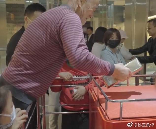 身形瘦弱的老翁單手拿起金磚。（圖／翻攝自微博）