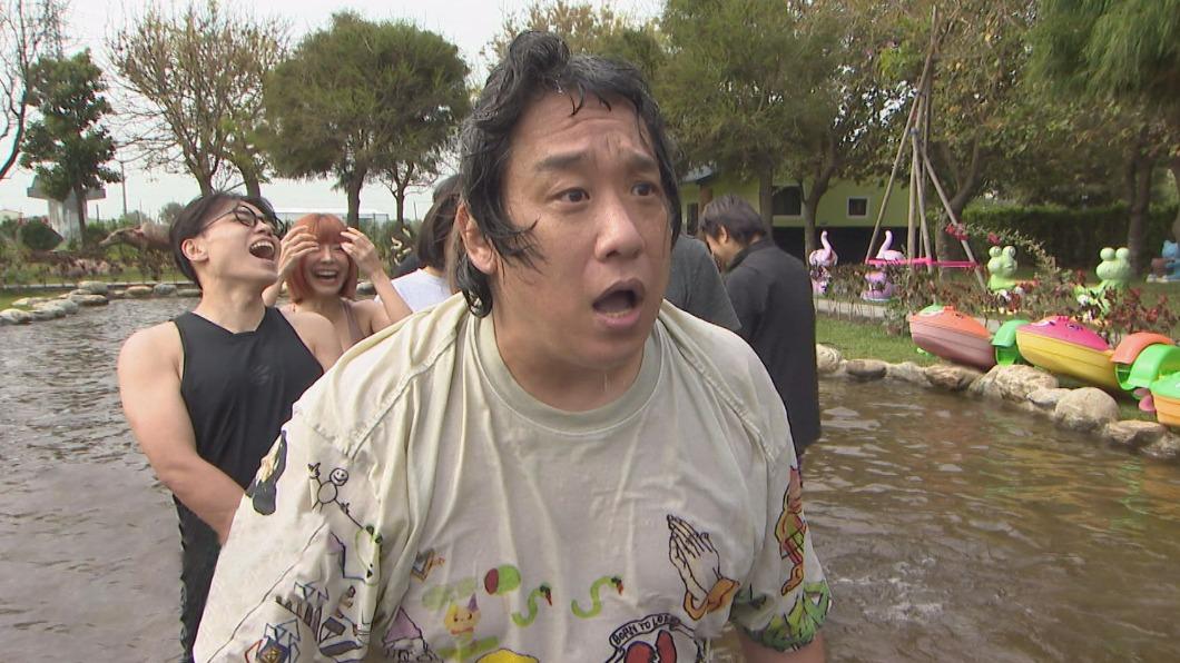 阿龐玩遊戲玩到褲子掉下來。(圖/中視提供)