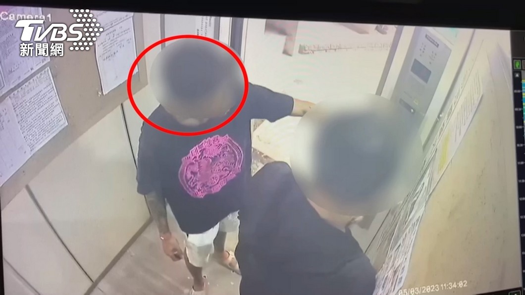 陪同上樓的曾姓嫌犯,褲子口袋鼓鼓的疑似是預藏的槍枝。(圖/TVBS)