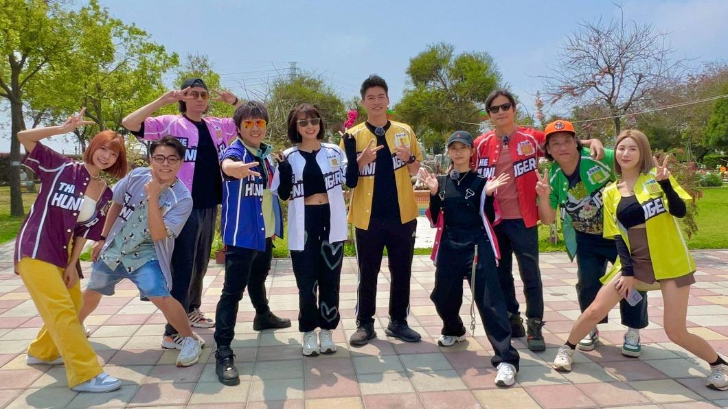 艾融(左起)、海產、李玉璽、王仁甫、峮峮、許孟哲、蔡黃汝、孫協志、阿龐、妖嬌一起上節目。(圖/中視提供)