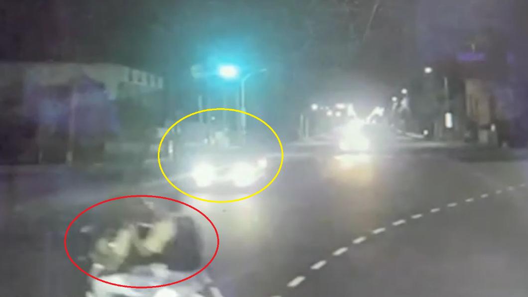 移工騎車雙載違規左轉。（圖／民眾提供）