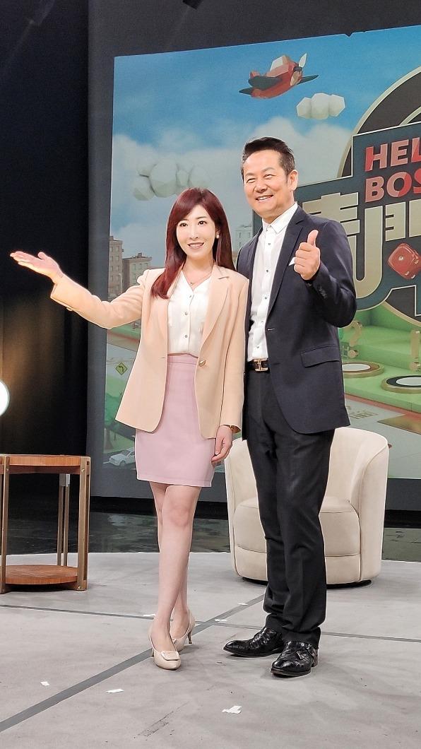 徐乃麟(右)跟主持人黃若薇合影。(圖/東風衛視提供)