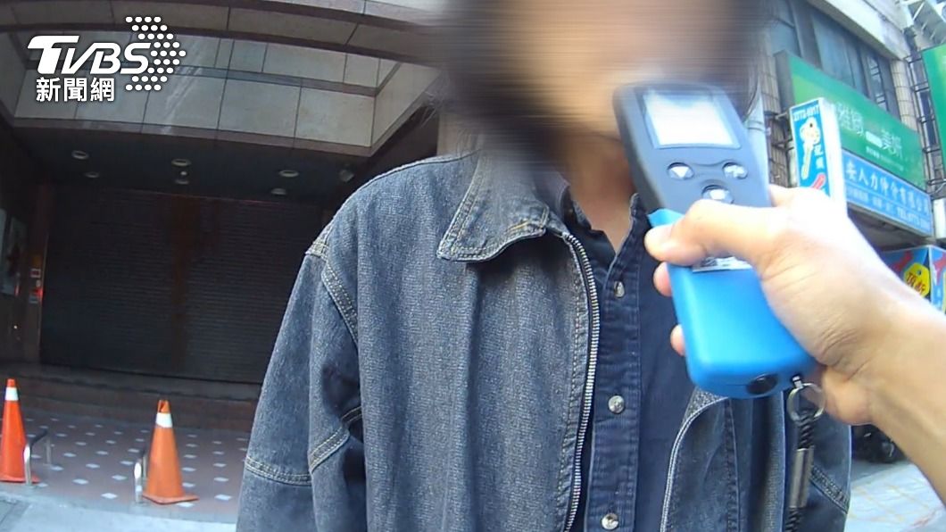 男大生酒測後超標,當場被警方逮捕。(圖/TVBS)