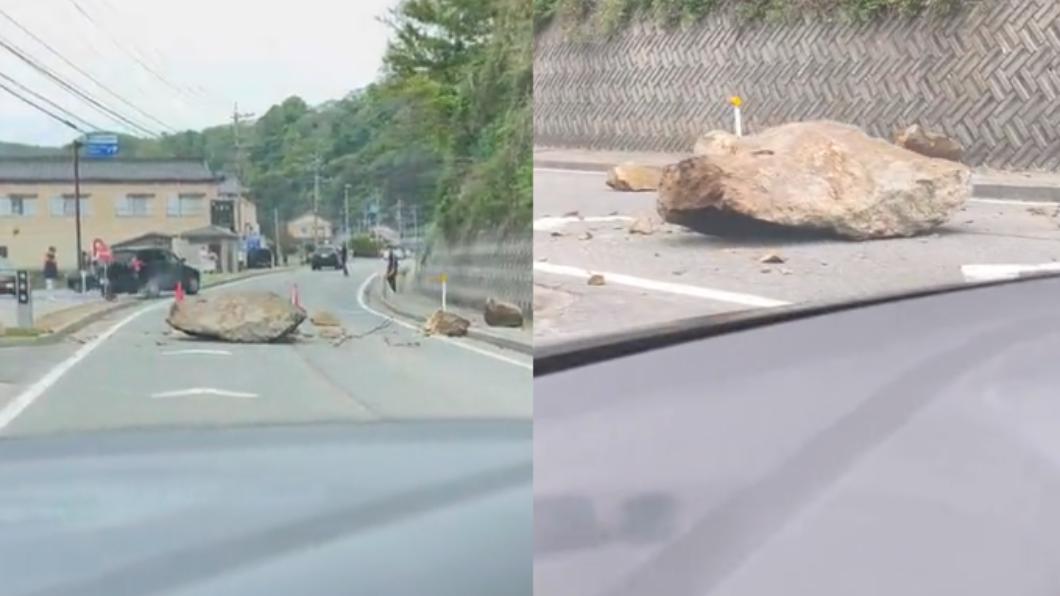 有駕駛拍攝到當地的公路中間堆積大塊落石,所幸沒有砸到路過車輛。(圖/翻攝自推特)