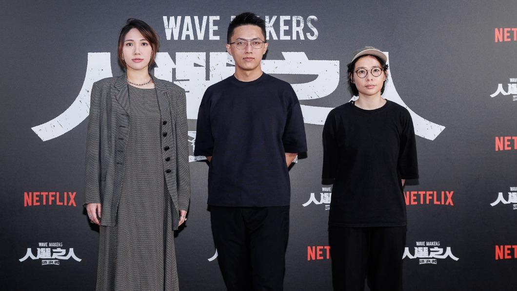 編劇厭世姬(左)、簡莉穎(右)都在劇中尬上一角。(圖/Netflix提供)