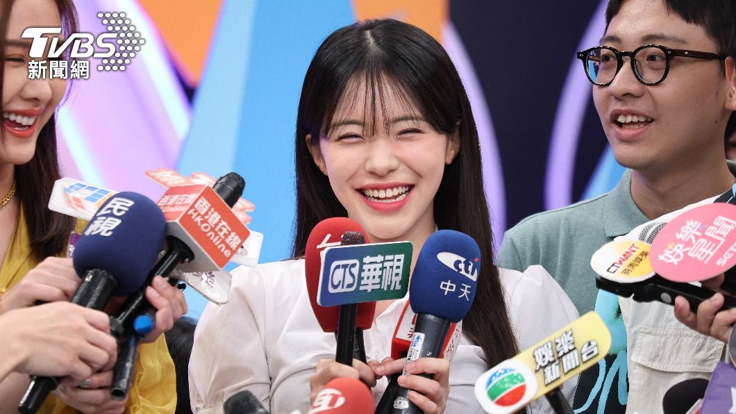 李多慧被媒體逗到露出可愛的燦笑。(圖/張哲鳴攝)