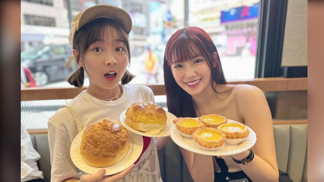 樂天女孩體驗港式蛋塔和波蘿油。(圖/球團提供)