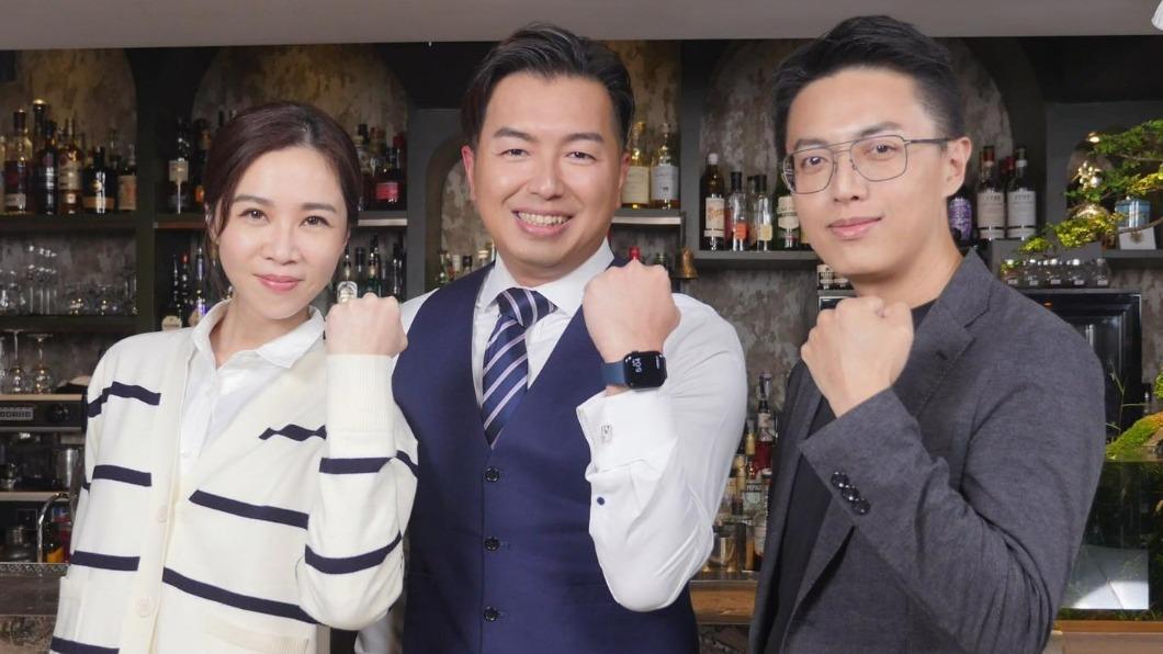 鄭偉柏(中)演出《美麗境界》副總編輯「鄭緯華」。(圖/翻攝自鄭偉柏臉書)