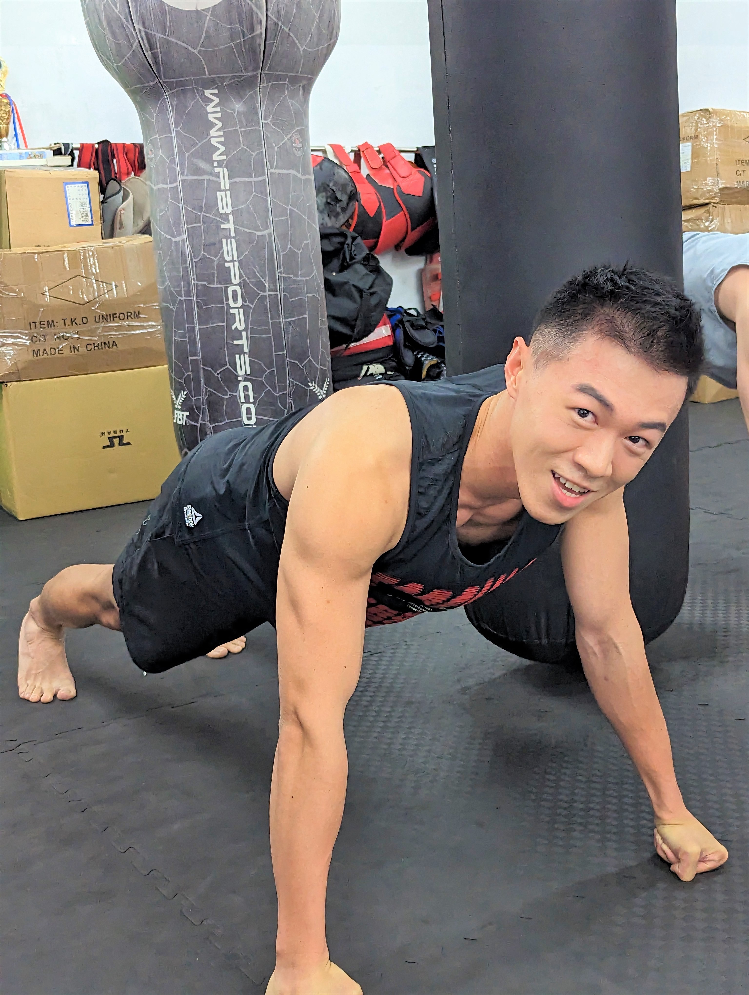 游書庭課前進行一系列暖身運動。（圖／艾迪昇傳播提供）