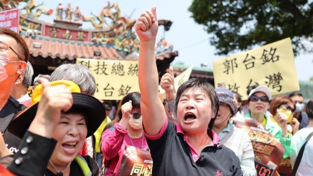 有不少熱情的民眾舉看板支持。（圖／翻攝自郭台銘臉書）