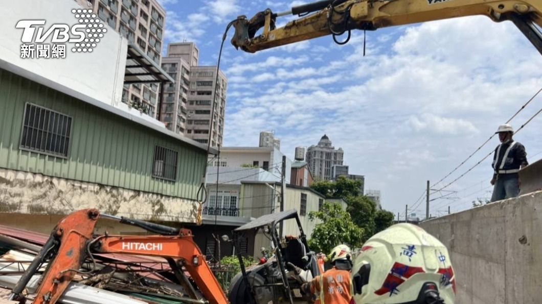 現場違法使用怪手吊掛鐵板翻覆。(圖/桃園消防局提供)