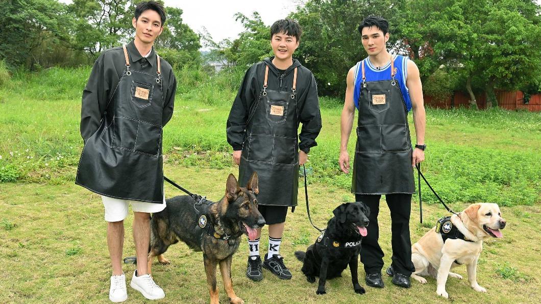 曹佑寧(左起)、許富凱、黃偉晉一人牽一隻警犬合照。(圖/台視提供)