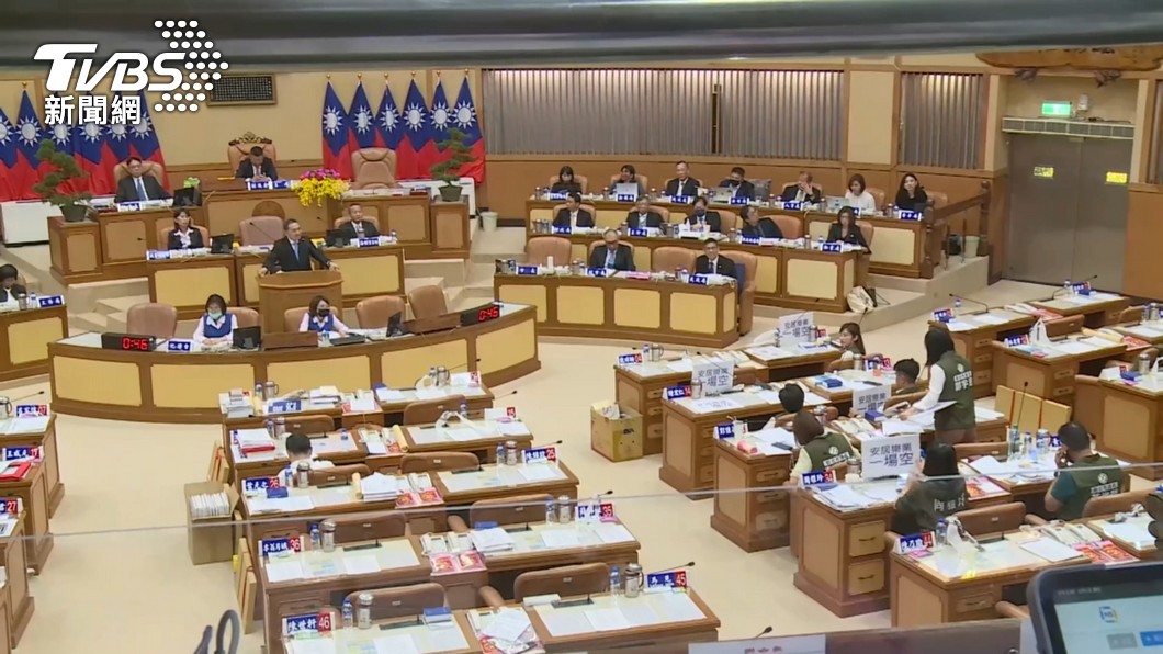 民進黨團5日在新北市議會進行總質詢,市議員張嘉玲、鄭宇恩輪番追問新北市長侯友宜兩岸議題。(圖/TVBS)