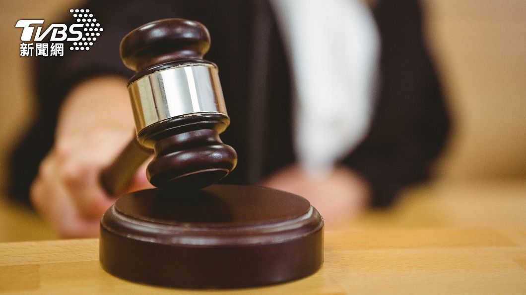 法官考量兩人犯後態度良好,依偽造文書罪判處兩人各徒刑2個月、得易科罰金。(示意圖/shutterstock達志影像)