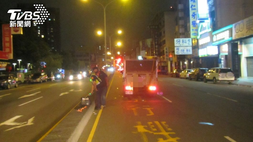 悚!阿伯深夜疑闖紅燈穿越斑馬線 遭貨車撞飛魂斷路口