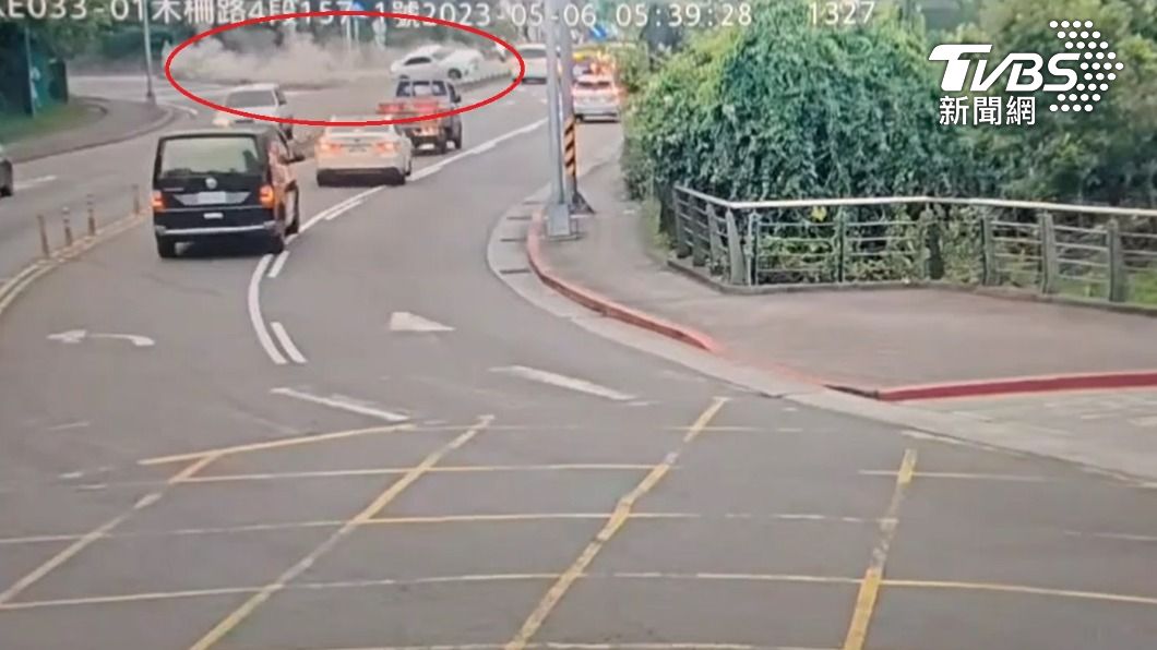 賓士車失控撞上分隔島。(圖/TVBS)
