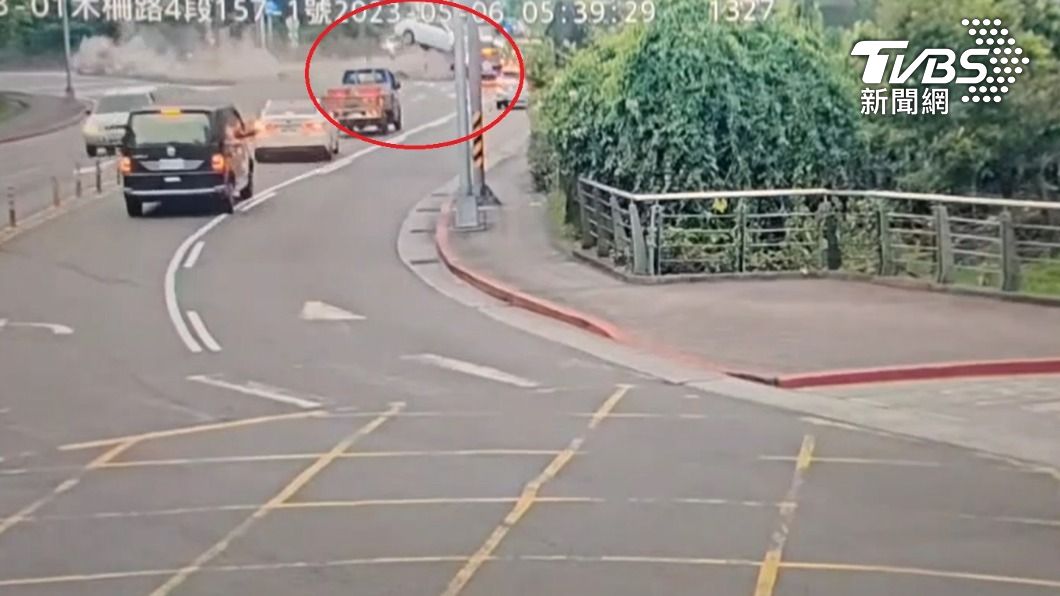 賓士車飛越分隔島後又撞上休旅車。(圖/TVBS)