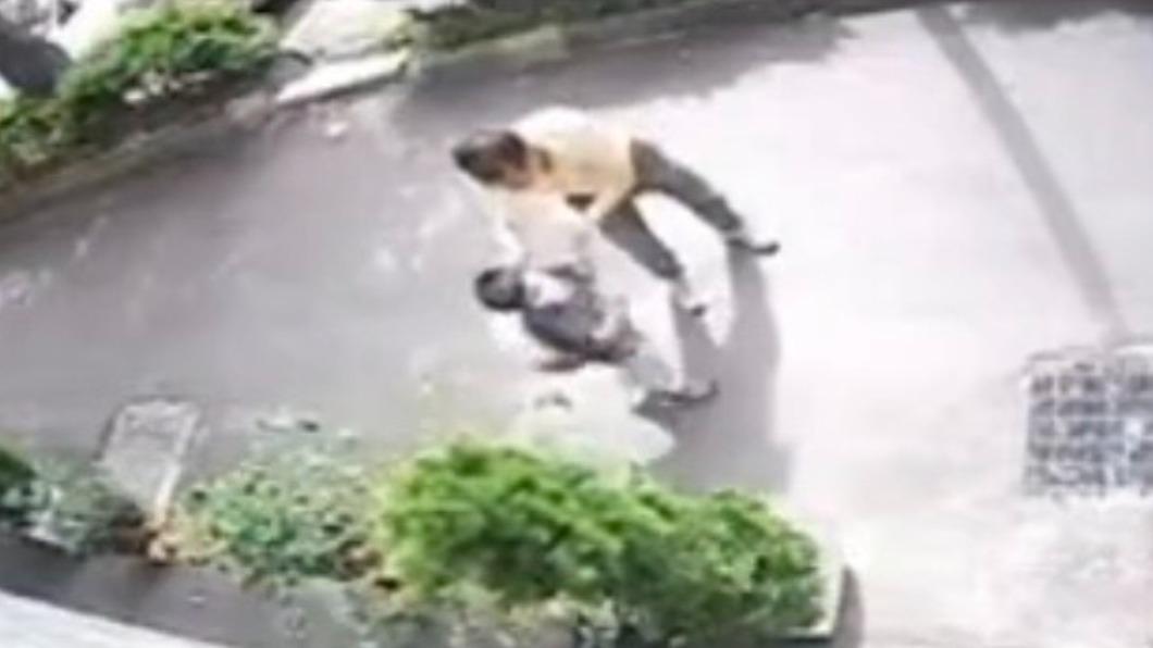 哭鬧不想上學!男童當街遭狂踹「鞋都飛出去」重巴頭跌地
