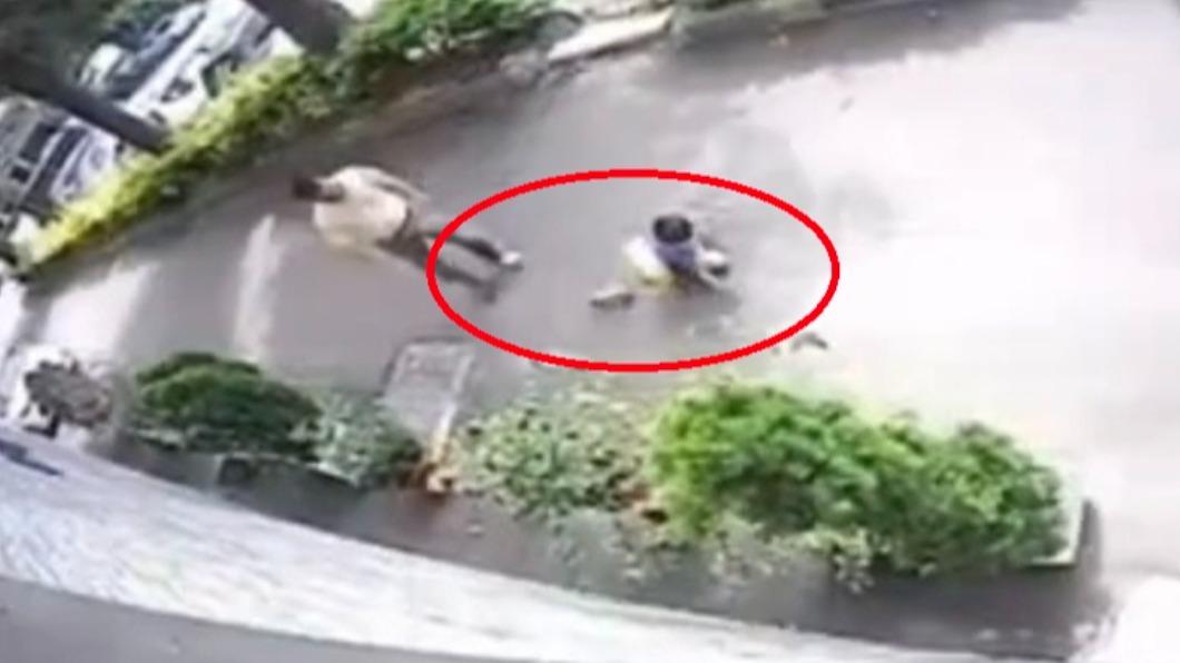 男童被生母同居人猛踹跌地,同居人甚至踹到鞋都飛了。(圖/翻攝自爆料公社)