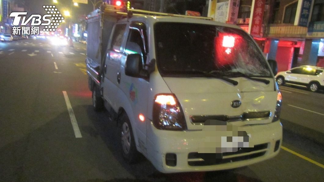 林男與貨車左側車身發生碰撞。(圖/TVBS)