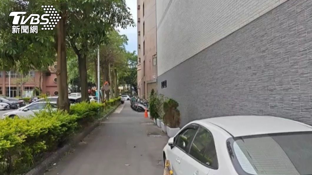 男童遭踹的地點緊鄰住宅。(圖/警方提供)