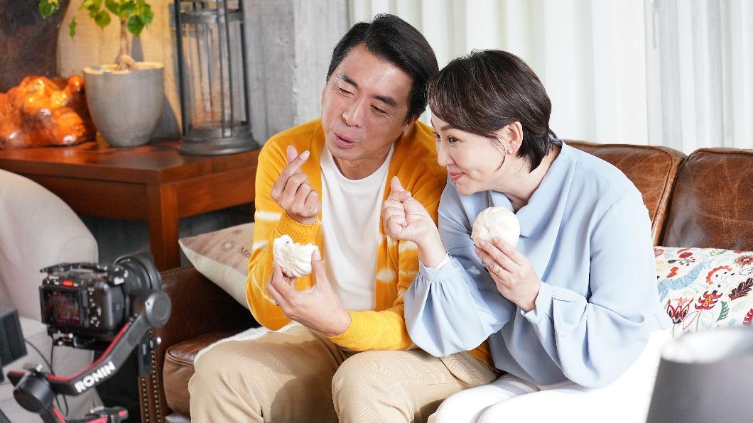 劇中郁方與梁赫群克服種種問題努力改善婚姻關係。(圖/公視台語台提供)