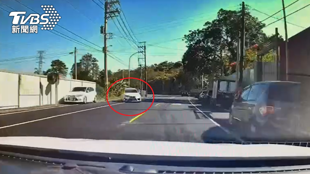 陳男的轎車失控打滑。（圖／TVBS）