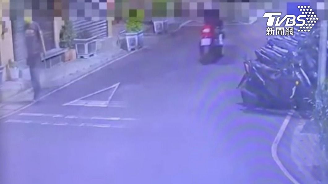 監視器拍下陳男持刀的身影。（圖／TVBS）