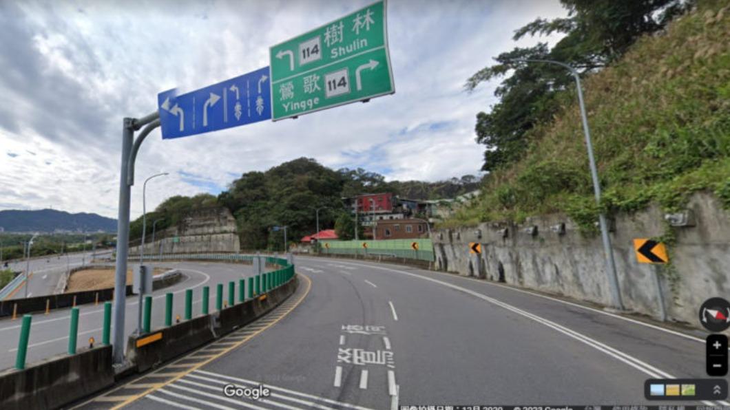 機車必須靠右左右轉,然而汽車在中間右轉,相當違反直覺。(圖/翻攝自Google Map)
